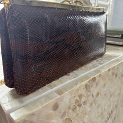 selling a beautiful purse in excellent condition 