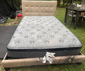Nude queen bed /casa queen color nude