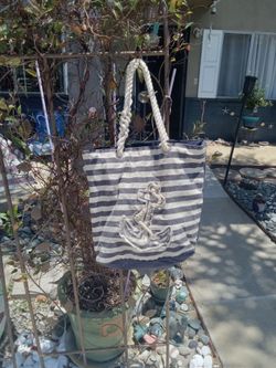 Canvas beach bag with anchor and zipper pockets
