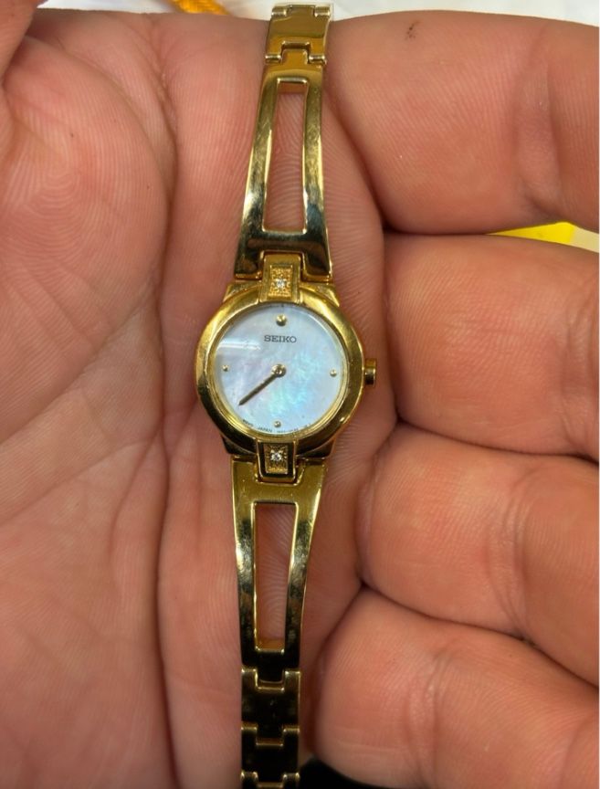 Seiko 1N00-0GN0 Mother Of Perl Dial Gold Tone Women’s Watch! New Battery! 