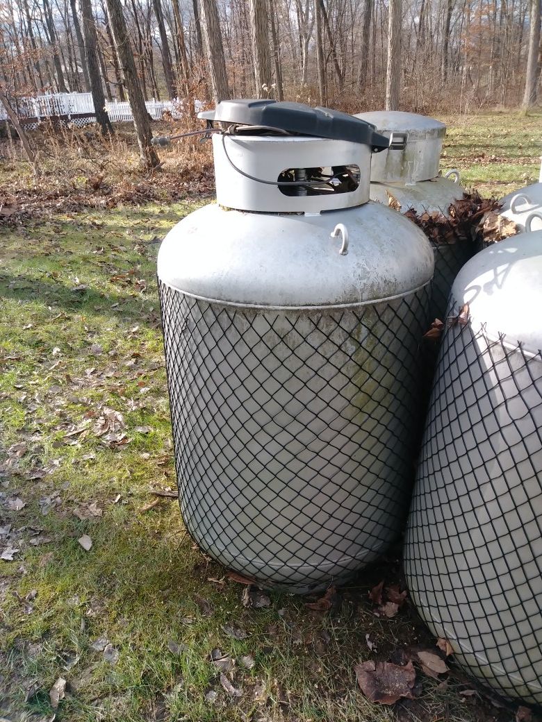 100 gallon propane tanks