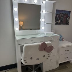 Small Hollywood Makeup Vanity 