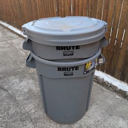 BRUTE 32 Gal. Trash Can With Lid (2 Available)