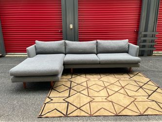 Sectional Couch!! Delivery Available 🚚!! Dimensions: 113” Length x 31” Height x 33” Depth ( 62” Depth Chaise)