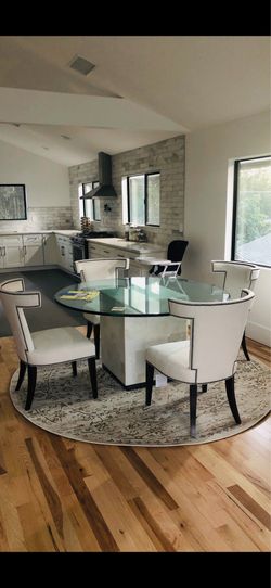 Bernhardt 60” Round Dinning Table Set with Chairs