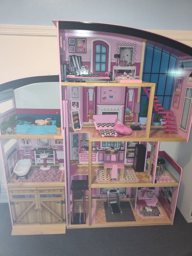 Barbie House And A lot Barbies Doll