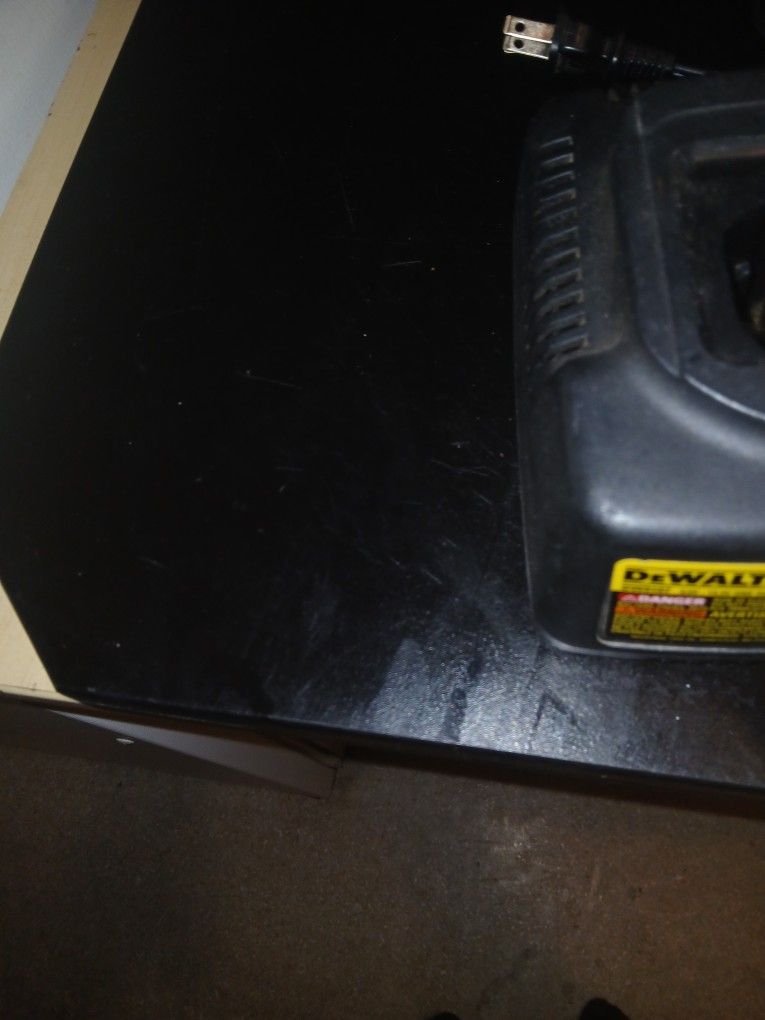 Dealt 12.0 Volt Rightt Angle Drill