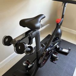 PELOTON Bike + Shoes   Mens 44  & Womens 8