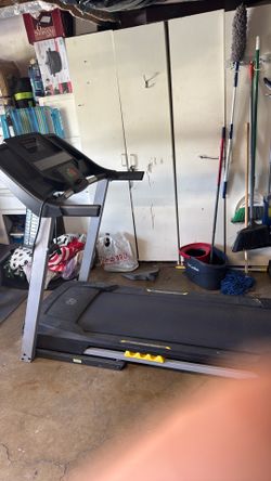 GOLD GYM TREADMILL