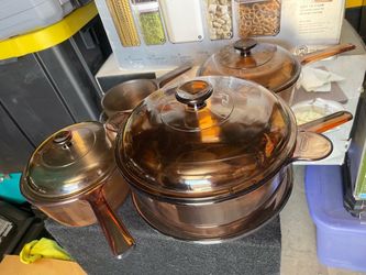 Beautiful vintage Corning VISIONS amber glass cookware set in good pre-owned condition. 🤎  Includes multiple pieces as pictured:  Amber glass pots/sa