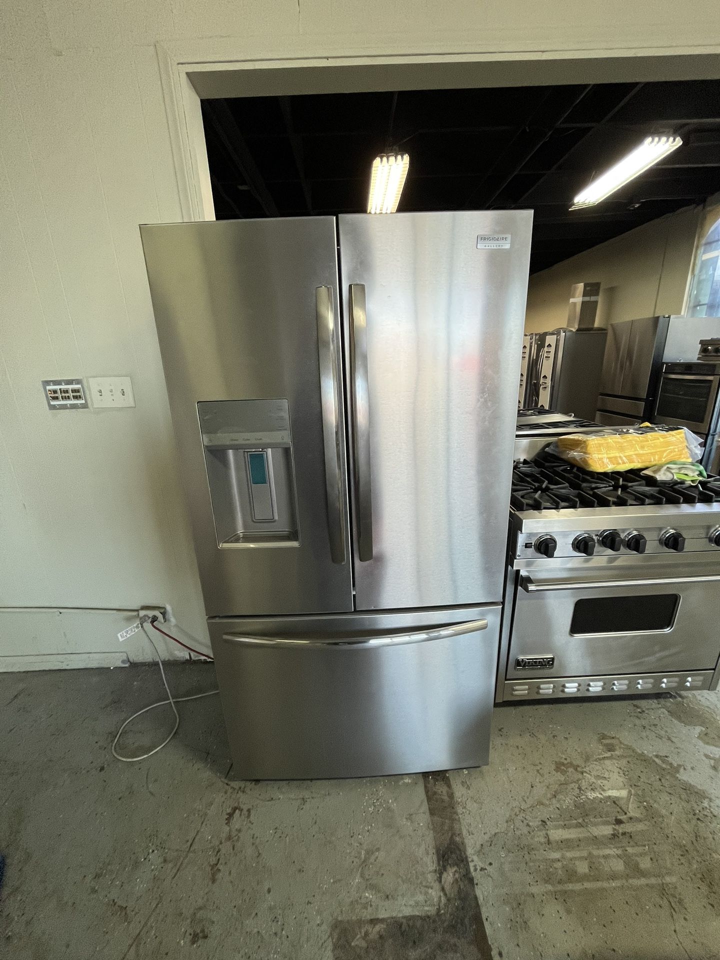 FRIGIDAIRE COUNTER DEPTH REFRIGERATOR 