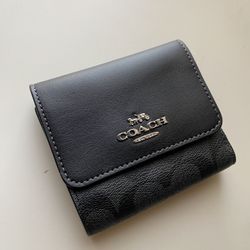 Coach small trifold Wallet in signature Canvas