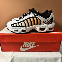 Women’s Nike Tailwind IV New In Box Size 7.5 Black/red