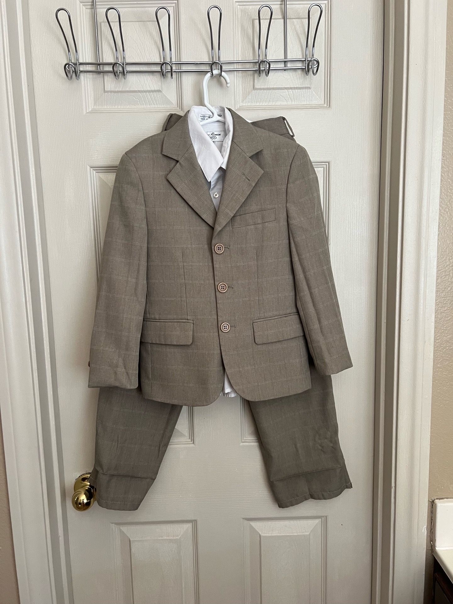 2 Trajes De Vestir Para Niños Color Taupe Y Camisa De Vestir Blanca Con Corbata DOCKERS- Size 8 $30 each or both for $50