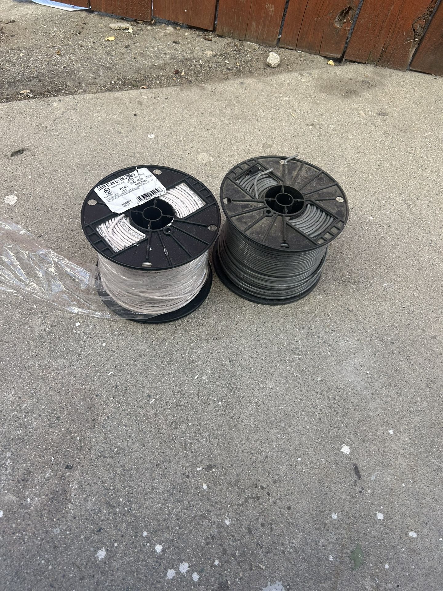 5 Galones De Pintura Blanca Semigloos 1 Galon De Pintura Roja 2 Rollos De cable Calibre 12 Y Material De Plomeria Incluye Antorcha Y Soldadura Y Pasta