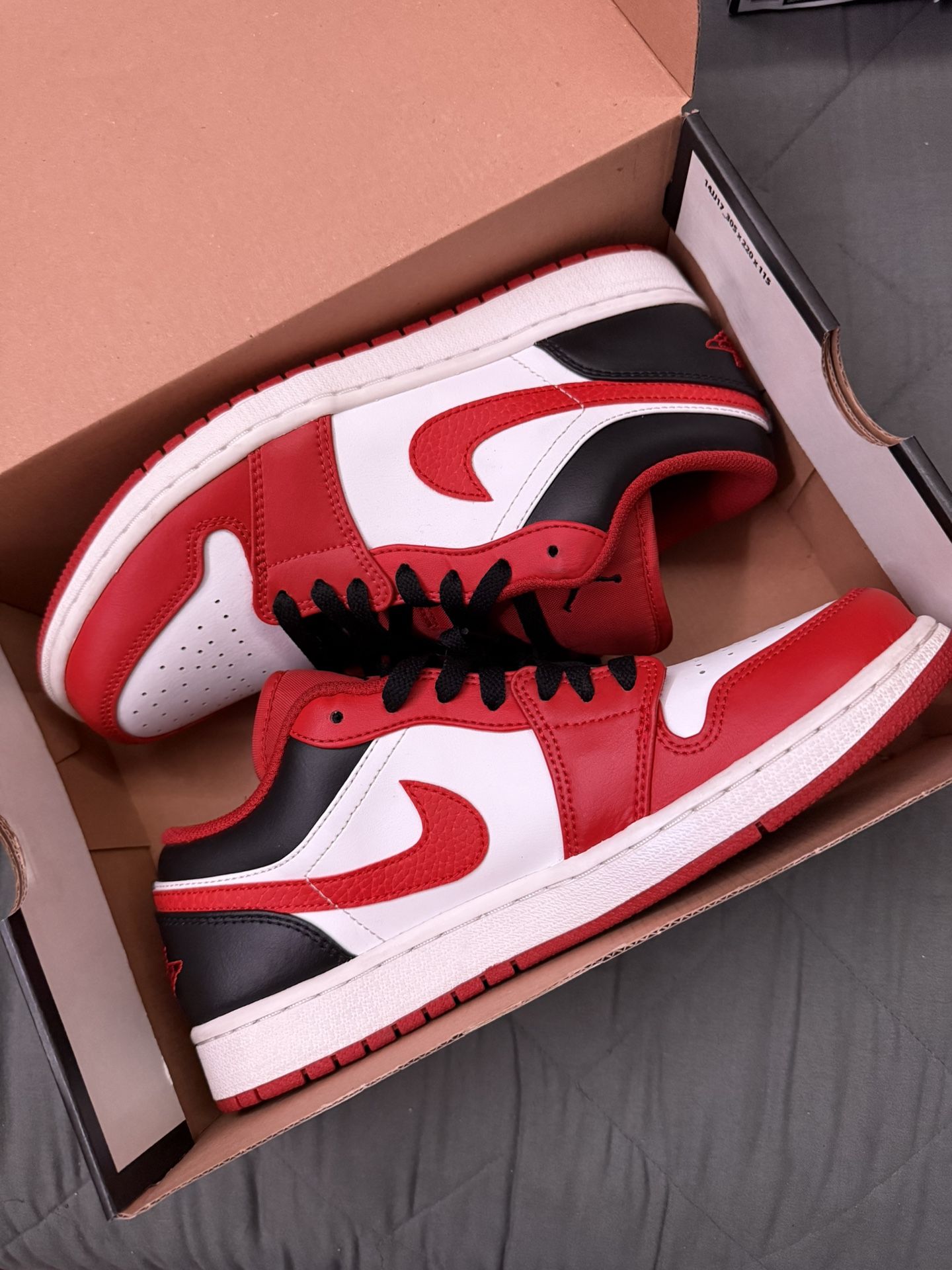 Jordan 1 Low Reverse Black Toe Size 9.5 Men’s