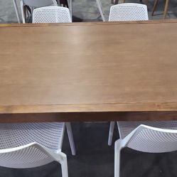 BRAND NEW SOLID WOOD INDOOR TABLE + 6 RECYCLED RESIN WHITE CHAIRS
