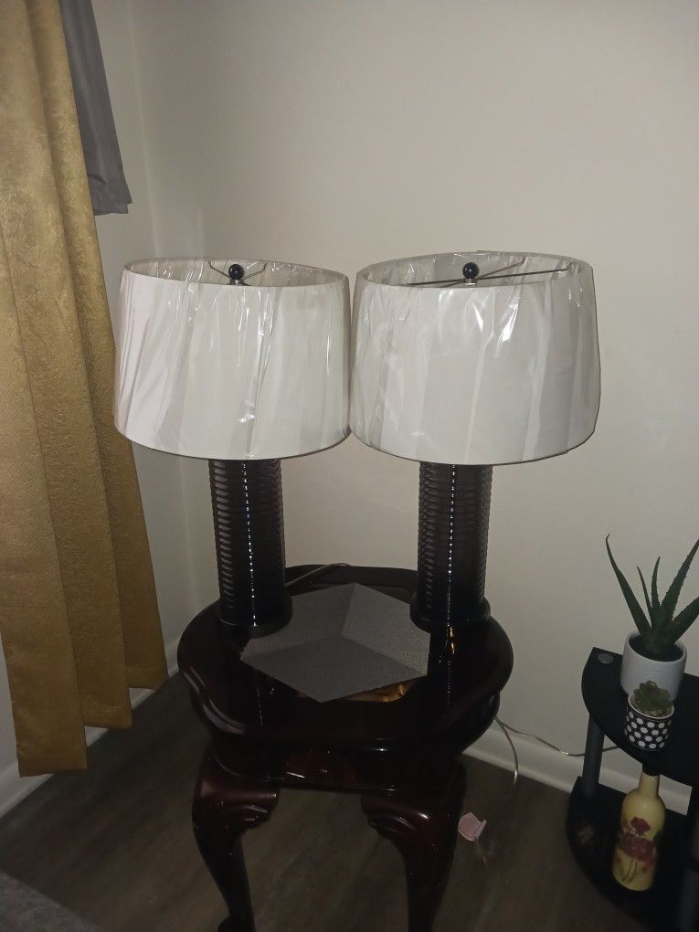 2 Lamps and 1 Cocktail table 2 end Tables Set
