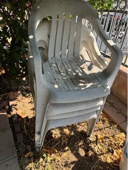 Set of 5 plastic chairs