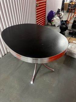 small vintage looking sunni g table
