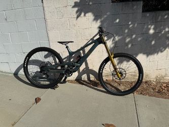 2025 Yt Tues Carbon 29” downhill mountain bike