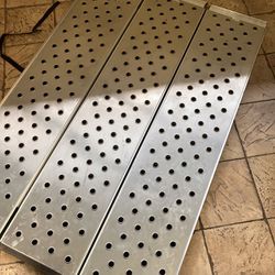 LUND AMERICAN MADE TRI-FOLD ALUMINUM RAMP. APRX 4’x6’ . GREAT CONDITION 2000 Lb Capacity! 
