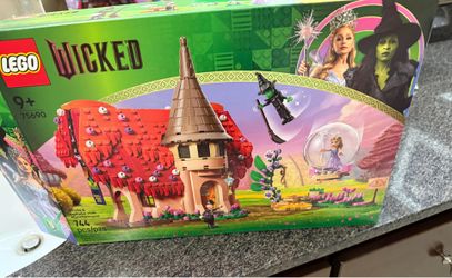 LEGO Wicked Glinda & Elphaba Visit Munchkinland #75690