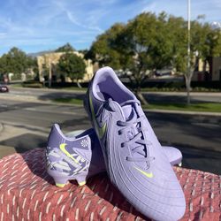 NIKE CLEATS (size 6)