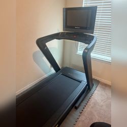 NordicTrack Commercial 2450 NTL17122K1F - Excellent - 2022 - Clermont, FL