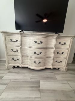 Bernhardt 9 drawer dresser like new