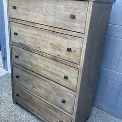 Solid Wood Chest  of drawer in Good Condition ! 