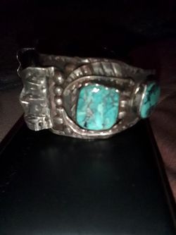 VINTAGE NAVAJO INDIAN SILVER & TURQUOISE CUFF BRACELET with LEAVES

 Thumbnail