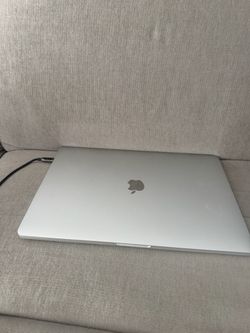 MacBook Pro 15” Touch Bar 2.6ghz 32gb ram 500gb / box