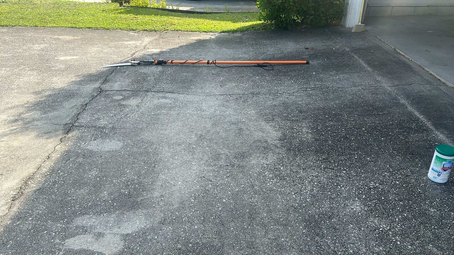 Fiskars 7 Feet to 14 feet Power-Lever Extendable Pole Saw and Tree Pruner