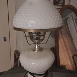 Gorgeous vintage lamp. Notted glass .7