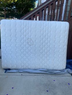 $40 OBO / Queen Mattress - Traditional Innerspring