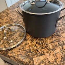 6 1/2 Qt Calphalon Pot Like New $25 Gilbert And Ray Rd. Check All Pics And Offers.