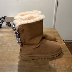 BRAND NEW UGGS SIZE 6 