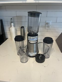 Cuisinart 32 ounce blender with 3 traveling cups
