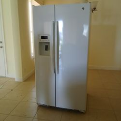 GE SIDE BY SIDE REFRIGERATOR FREEZER 25.3 CF