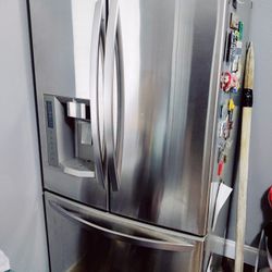 LG 27.6 Cu Ft Refrigerator With French Door 