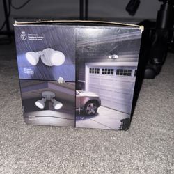 Globe Electric 100-Watt Equivalent 1200-Lumen Outdoor Exterior White Switch Activated 2-Head Integrated LED Security Flood Light (2-Pk)