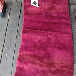 FIELDCREST ROYAL VELVET BURGUNDY  RUNNER.  24x60 in.