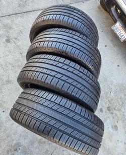 225 65 17 Michelin con 80% de vida las 4 They all have 80% of their life remaining.