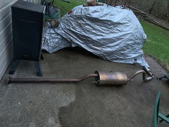 Toyota Tacoma short bed cat back exhaust no holes in great shape came off rich guys truck not sure why he replaced it.