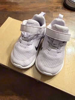 Girl toddler Nikes size 5c