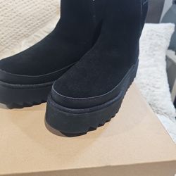 Uggs NEW BLACK BOOTS   Size 8 Short Boots 