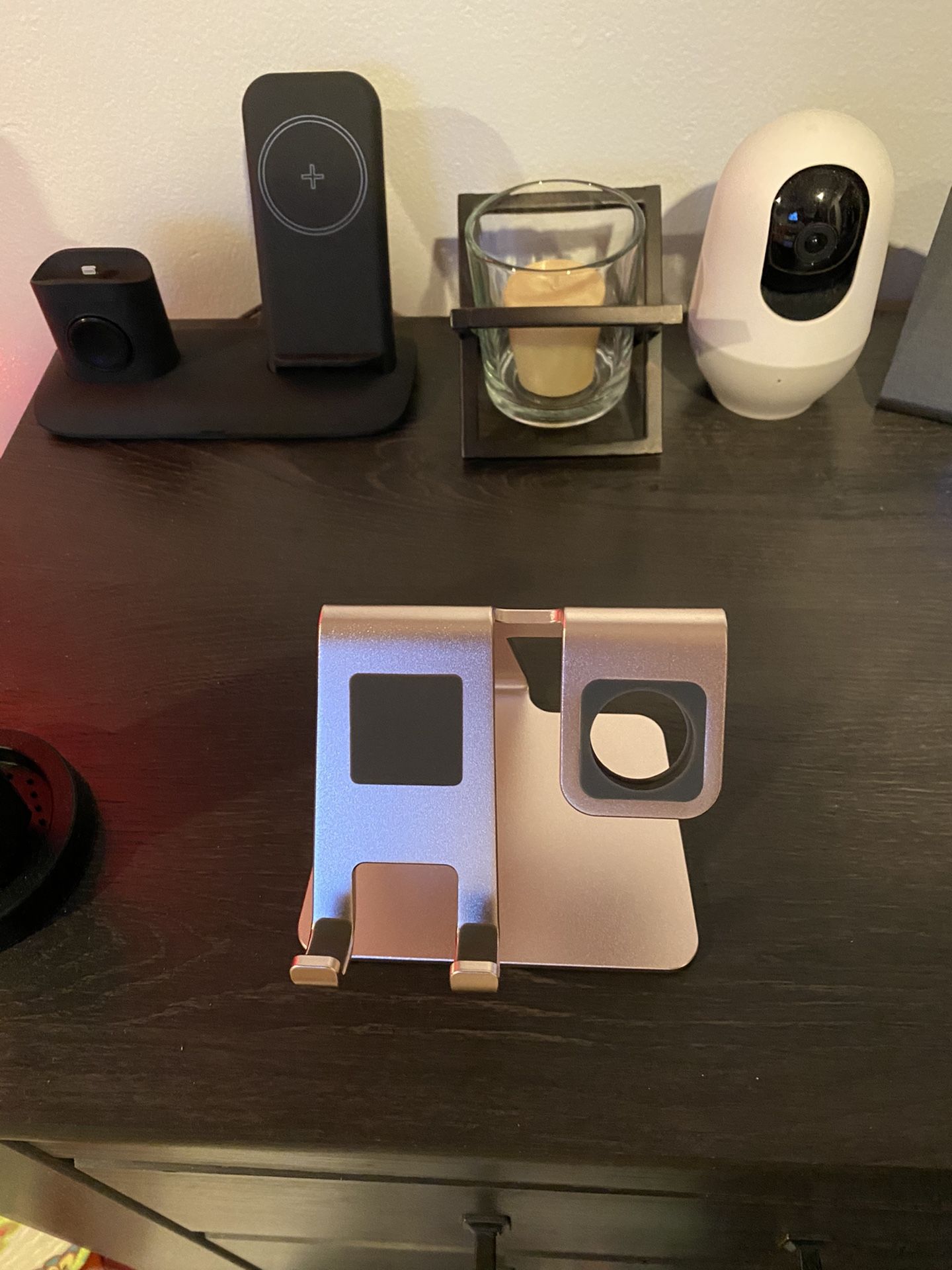 Rose gold stand for iPhone, Apple Watch & IPad.