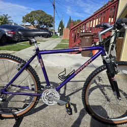 90's Trek 850 Mountain Bike Medium Size 
Excellent Condition Ready to Ride 