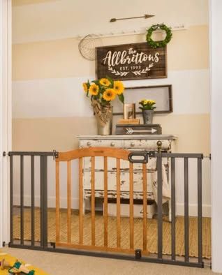 Summer Infant Decorative Wood and Metal 32 in. Pressure Mounted Gate! Great condition! Can meet 